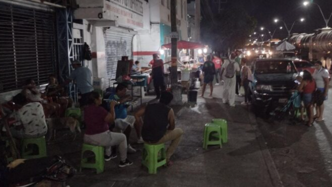 Restaurantes y puestos ambulantes afectan el flujo peatonal de la av. Portillo en Cancún