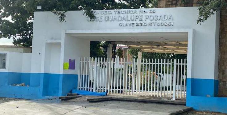 Hallan el cadáver de un hombre justo en el acceso principal de la Secundaria 35 “José Guadalupe Posada” en Cancún