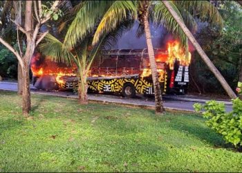Autobús de Grupo Xcaret termina incendiado en la Zona Hotelera de Cancún