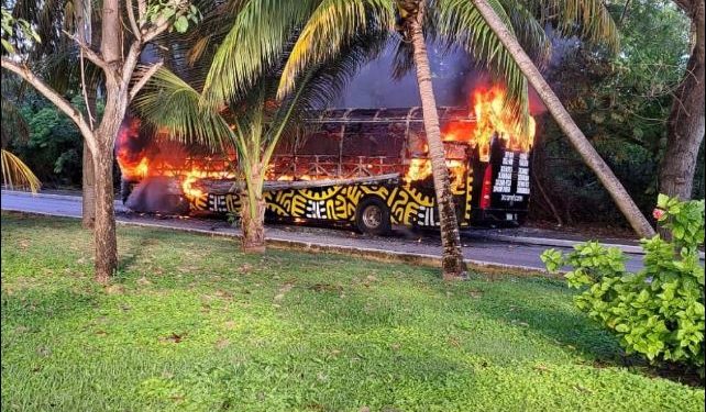 Autobús de Grupo Xcaret termina incendiado en la Zona Hotelera de Cancún