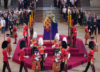 Guardia se desploma mientras vigilaba el féretro de la Reina Isabel II