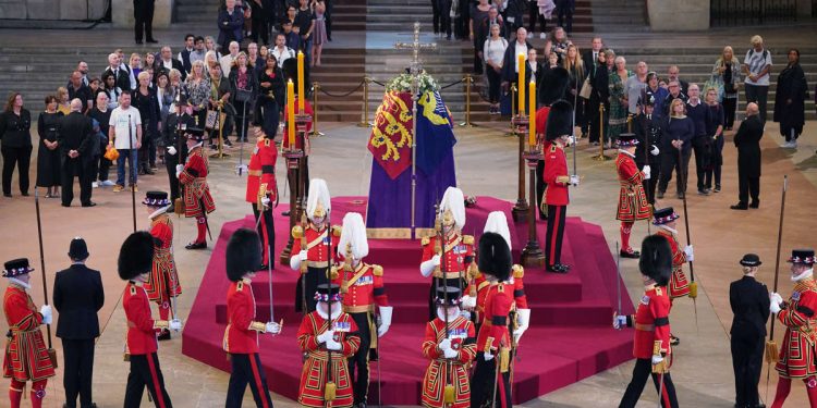Guardia se desploma mientras vigilaba el féretro de la Reina Isabel II