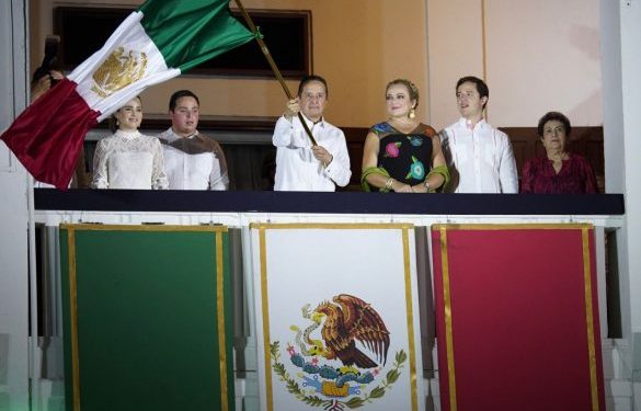 El gobernador Carlos Joaquín da el tradicional Grito de Independencia con fervor patrio