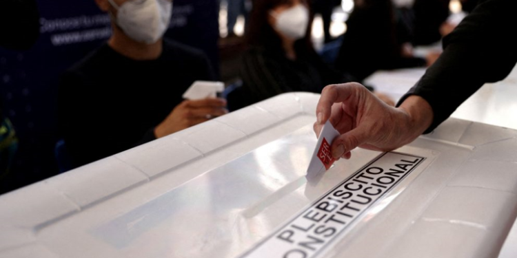 Abren centros de votación en Chile para plebiscito sobre nueva Constitución