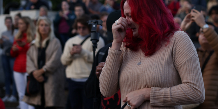 Miles de personas sufren por la muerte de la Reina Isabel II