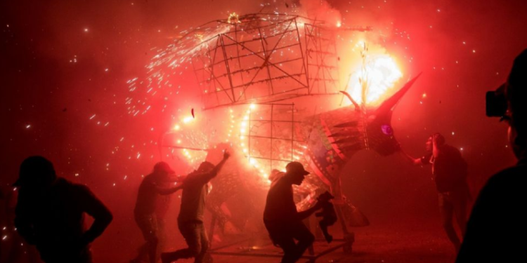 Al menos una persona muerta y 40 heridos tras explosión de fuegos artificiales en Coatepec