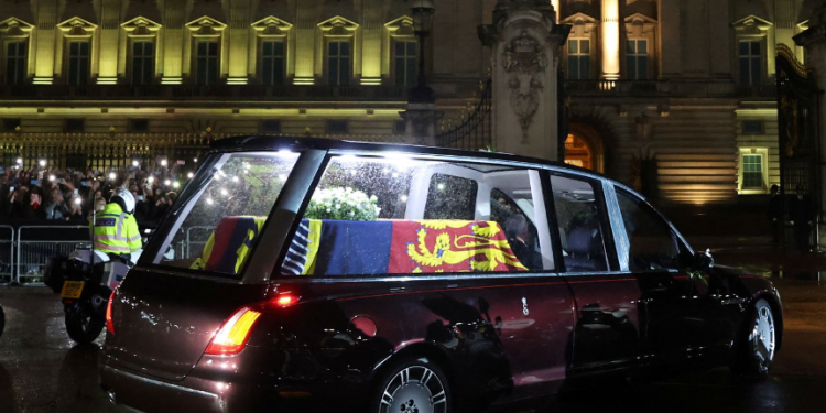 Llegó a Londres el féretro con los restos de la Reina Isabel II