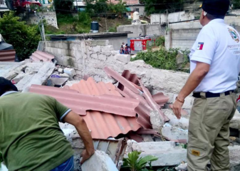 Varias viviendas resultaron afectadas tras derrumbe de cerro en Cuernavaca; hay personas atrapadas