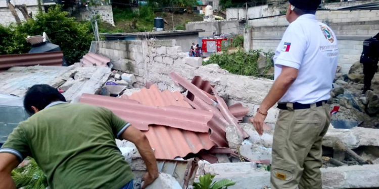 Varias viviendas resultaron afectadas tras derrumbe de cerro en Cuernavaca; hay personas atrapadas