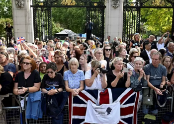 Miles de personas hacen fila para despedir a la Reina Isabel II