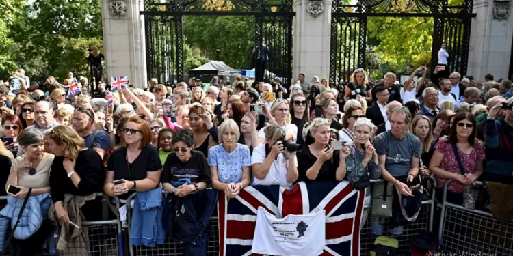 Miles de personas hacen fila para despedir a la Reina Isabel II