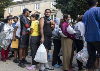 Decenas de migrantes fueron enviados a la residencia de Kamala Harris