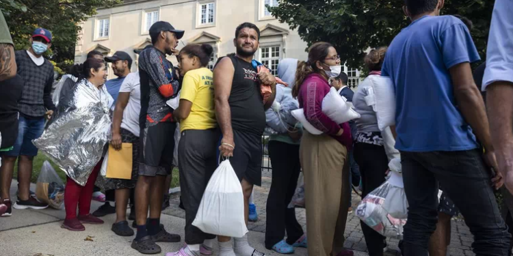 Decenas de migrantes fueron enviados a la residencia de Kamala Harris