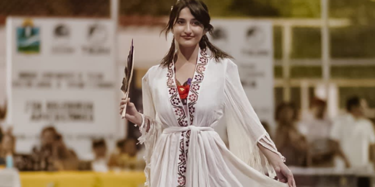 Hecho en Tulum: Turismo impulsa el arte de la joyería y costura maya