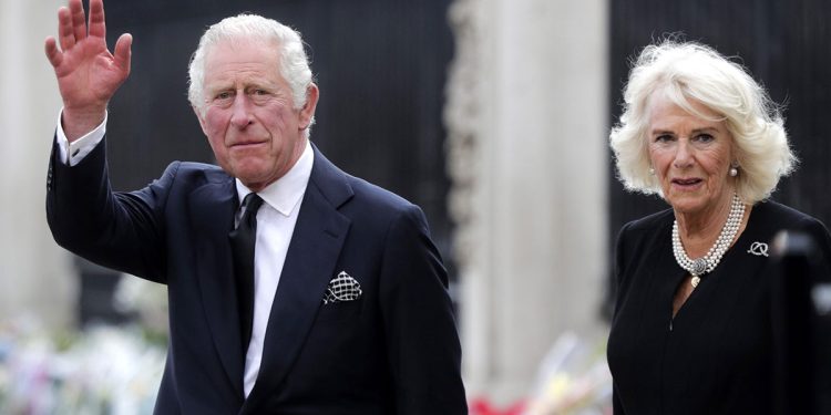 Rey Carlos III llega a Edimburgo para presidir el cortejo fúnebre de los restos de la Reina Isabel II