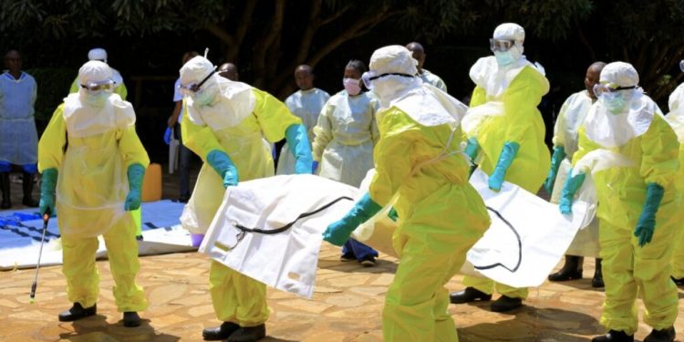 Huyen de un centro médico cuatro personas con síntomas de ébola en Uganda