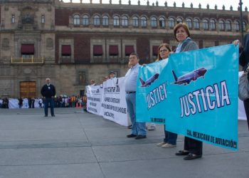 AMLO promete ayudar a trabajadores de Mexicana de Aviación