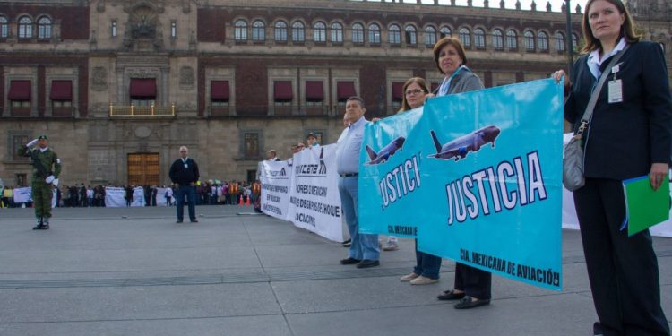 AMLO promete ayudar a trabajadores de Mexicana de Aviación