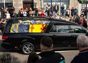 Reciben en Edimburgo los restos de la Reina Isabel ll