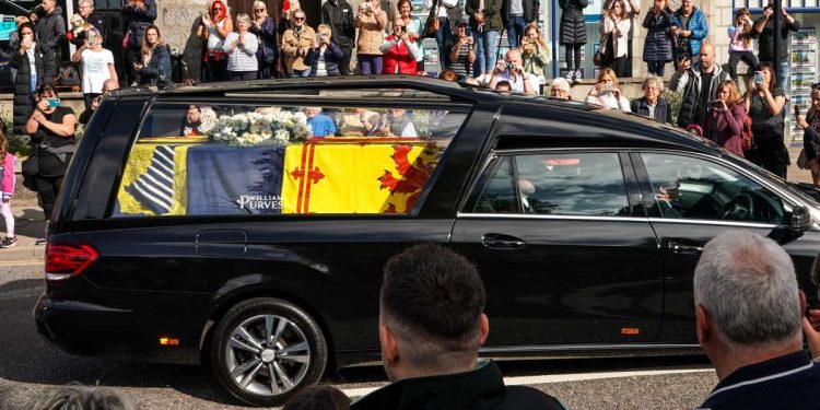 Reciben en Edimburgo los restos de la Reina Isabel ll