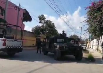 Encuentran un cuerpo sin vida al interior de un vehículo en Tulum