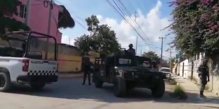 Encuentran un cuerpo sin vida al interior de un vehículo en Tulum