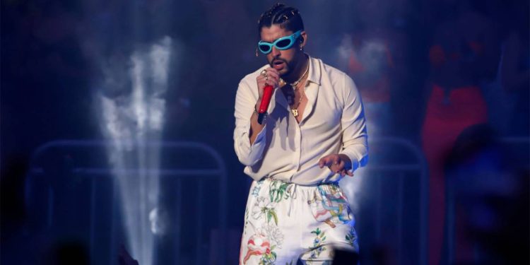 Bad Bunny sigue siendo el rey al recibir nueve Premios Billboard
