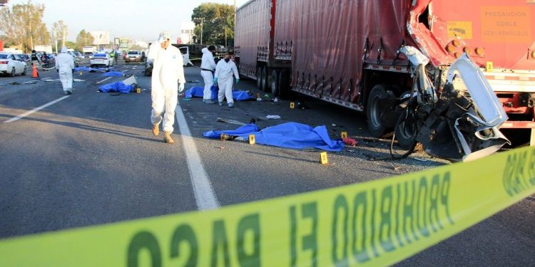 Trágico accidente vehicular deja al menos 7 personas muertas y 12 heridas en León-Silao