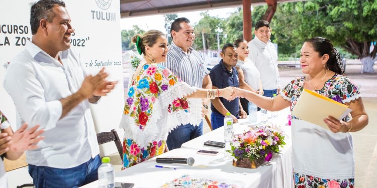 Reconocen talento con el concurso de huipil mujer Zona Maya