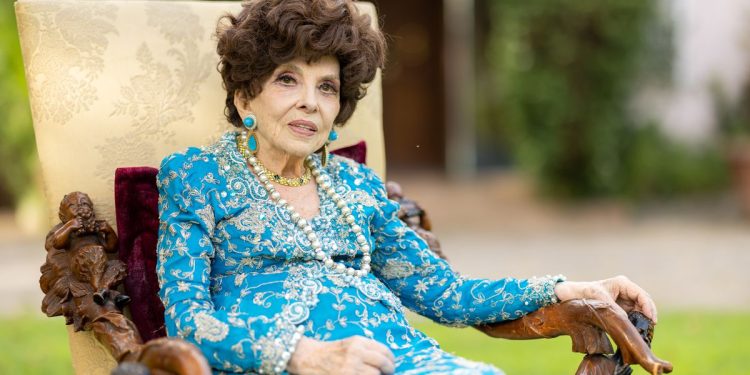 Gina Lollobrigida, actriz del cine italiano fue hospitalizada tras sufrir una aparatosa caída