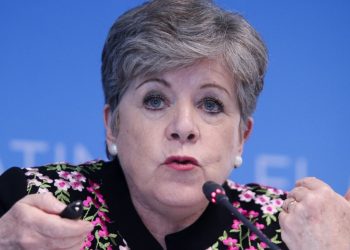 AMLO propone Alicia Bárcena dirigir el BID tras destitución de Mauricio Claver