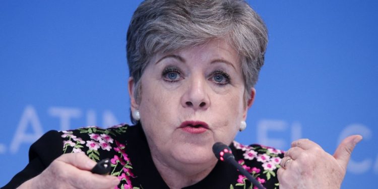 AMLO propone Alicia Bárcena dirigir el BID tras destitución de Mauricio Claver