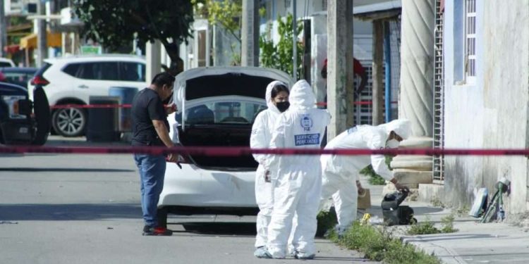 Ejecutan a balazos a sujeto frente de una escuela en Cozumel