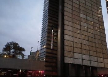 Manifestantes escalan la Estela de Luz para protestar por los desaparecidos en México