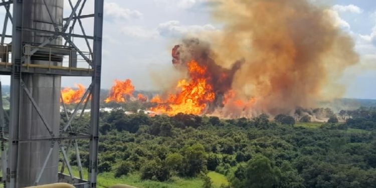 Registran explosión de una batería de Pemex en Huimanguillo, Tabasco