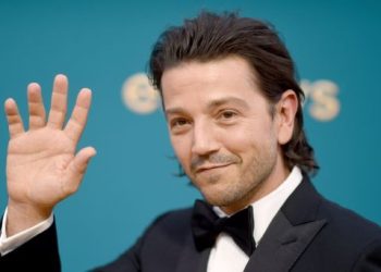 Diego Luna deslumbró en la alfombra roja de los Premios Emmy 2022