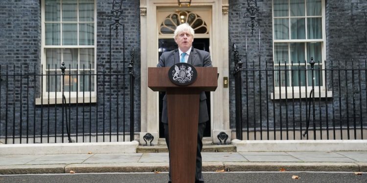 Boris Johnson presenta formalmente su renuncia a la reina Isabel II