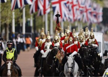 Cortejo fúnebre con los restos de la Reina Isabel II rumbo al Parlamento británico