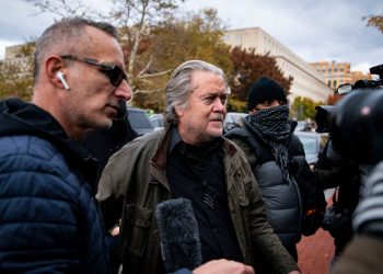 Steve Bannon, exasesor de Donald Trump se entrega al fiscal para enfrentar cargos