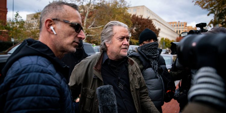 Steve Bannon, exasesor de Donald Trump se entrega al fiscal para enfrentar cargos