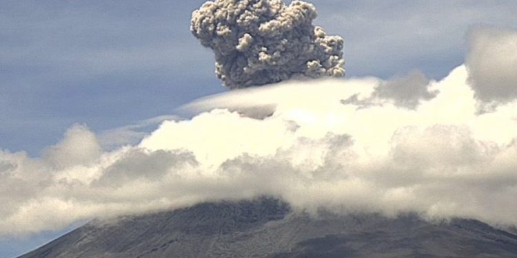 Registran explosión del volcán Popocatépetl