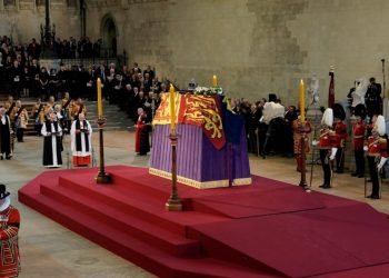Miles de personas despiden a la Reina Isabel II con una misa en el Parlamento