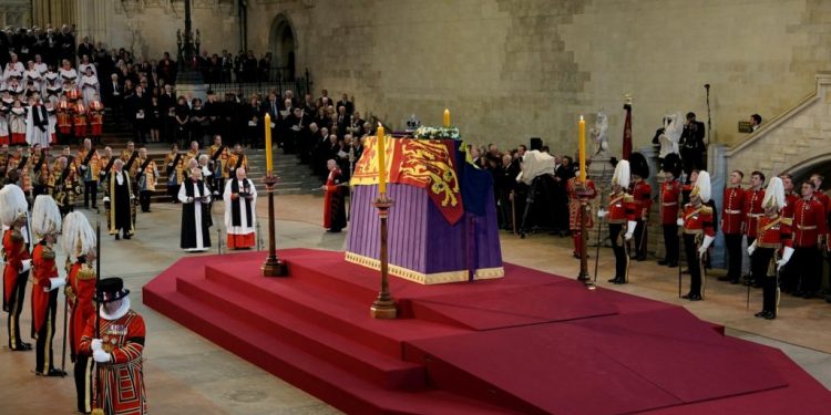 Miles de personas despiden a la Reina Isabel II con una misa en el Parlamento