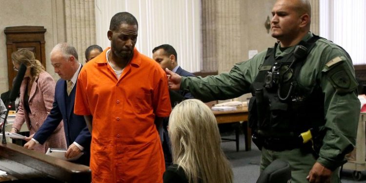 Condenan a 30 años de prisión a Robert Kelly por abuso sexual Infantil y crimen organizado