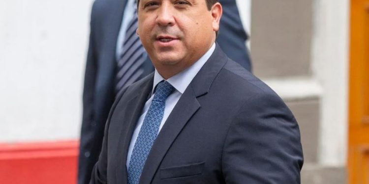 Cabeza de Vaca logra suspensión provisional contra orden de aprehensión