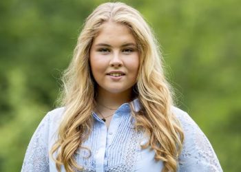 La princesa Amalia, heredera al trono holandés no puede salir del palacio debido a la inseguridad