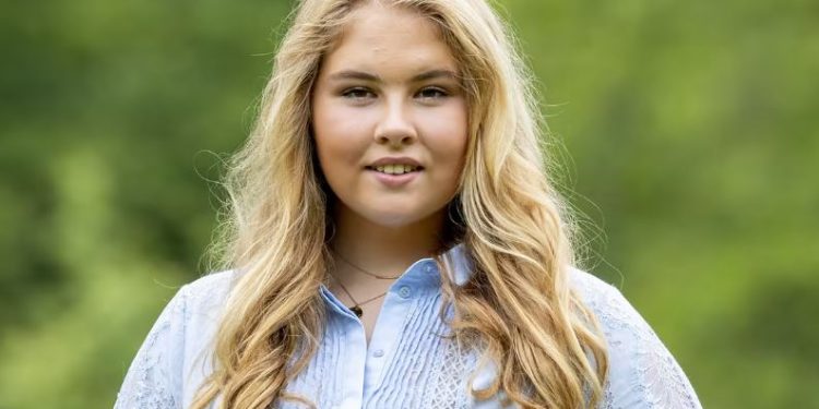 La princesa Amalia, heredera al trono holandés no puede salir del palacio debido a la inseguridad