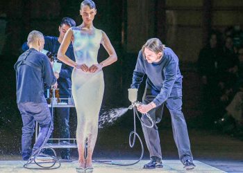 La semana de la moda de París la marca Coperni y la top model Bella Hadid se hicieron viral y marcó un punto de no retorno en la escena de la moda con el vestido spray