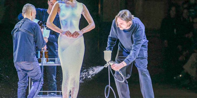 La semana de la moda de París la marca Coperni y la top model Bella Hadid se hicieron viral y marcó un punto de no retorno en la escena de la moda con el vestido spray