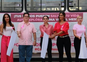 Presidenta municipal de Cancún da banderazo a autobús rosa